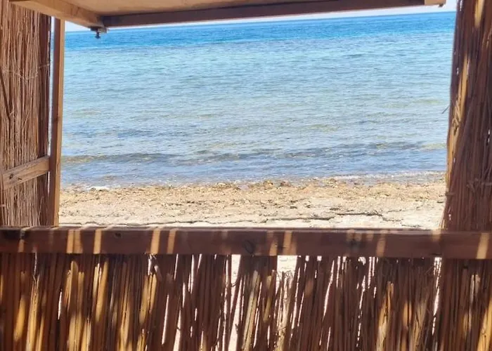 Falak بيت خشبي *